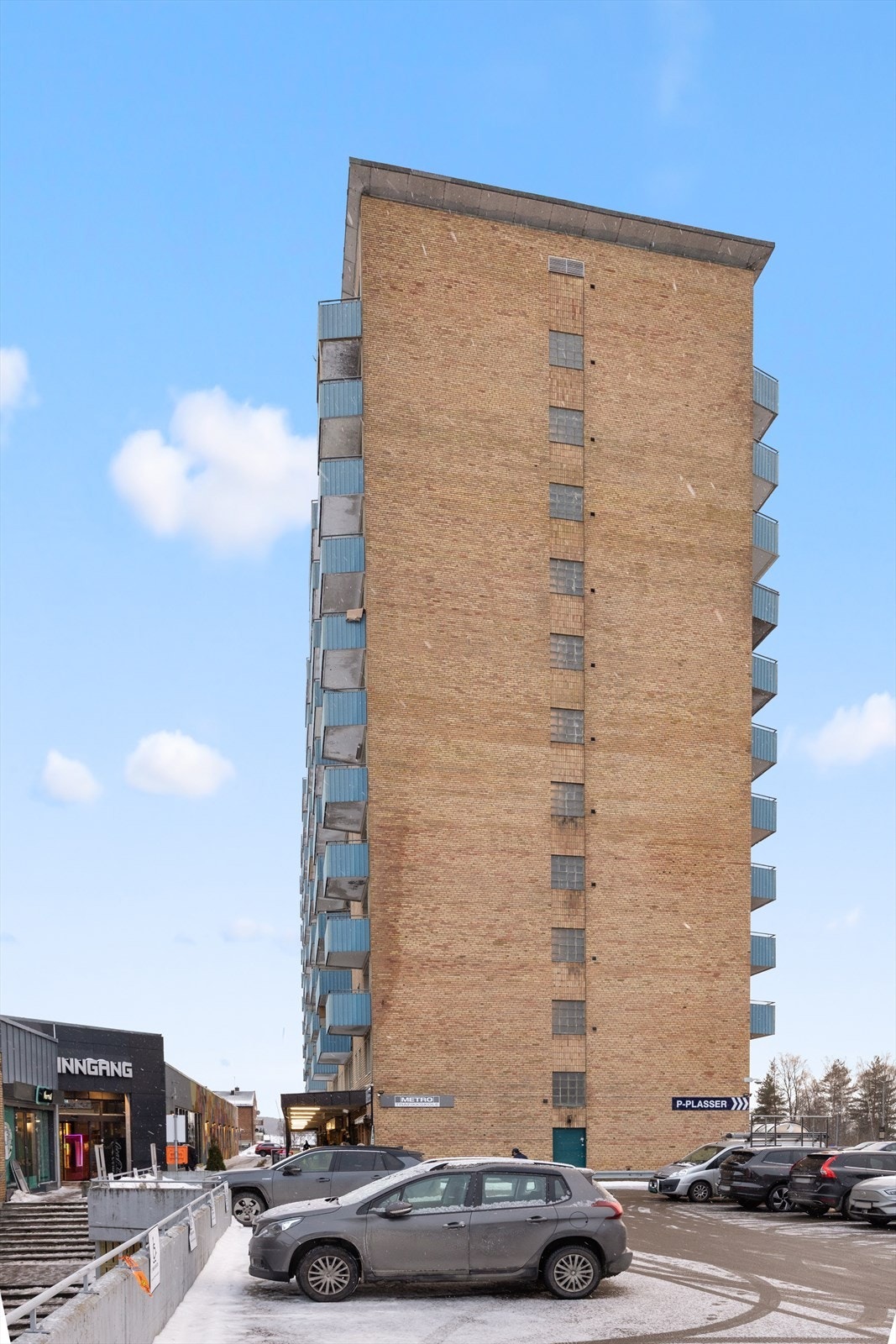 Bygget fra 1964 har en vedlikeholdsvennlig fasade forblendet med teglstein. Galleribilde