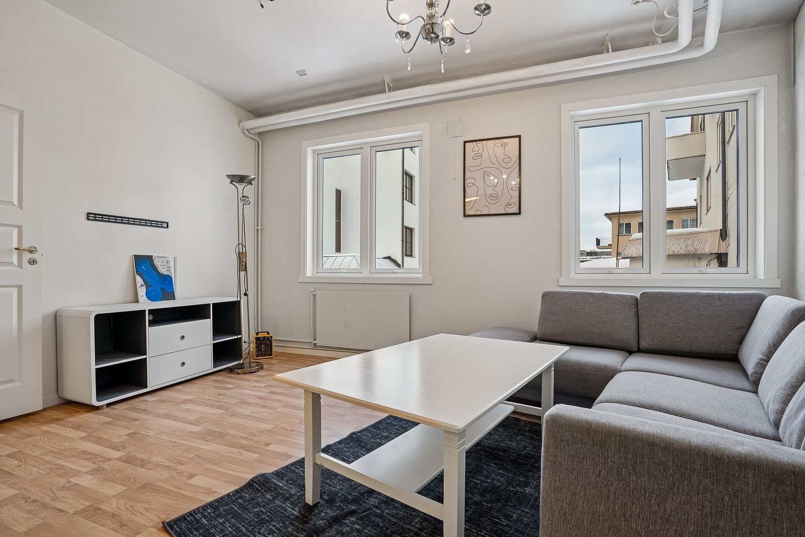 Leiligheten er delvis møblert som vist på bildene.