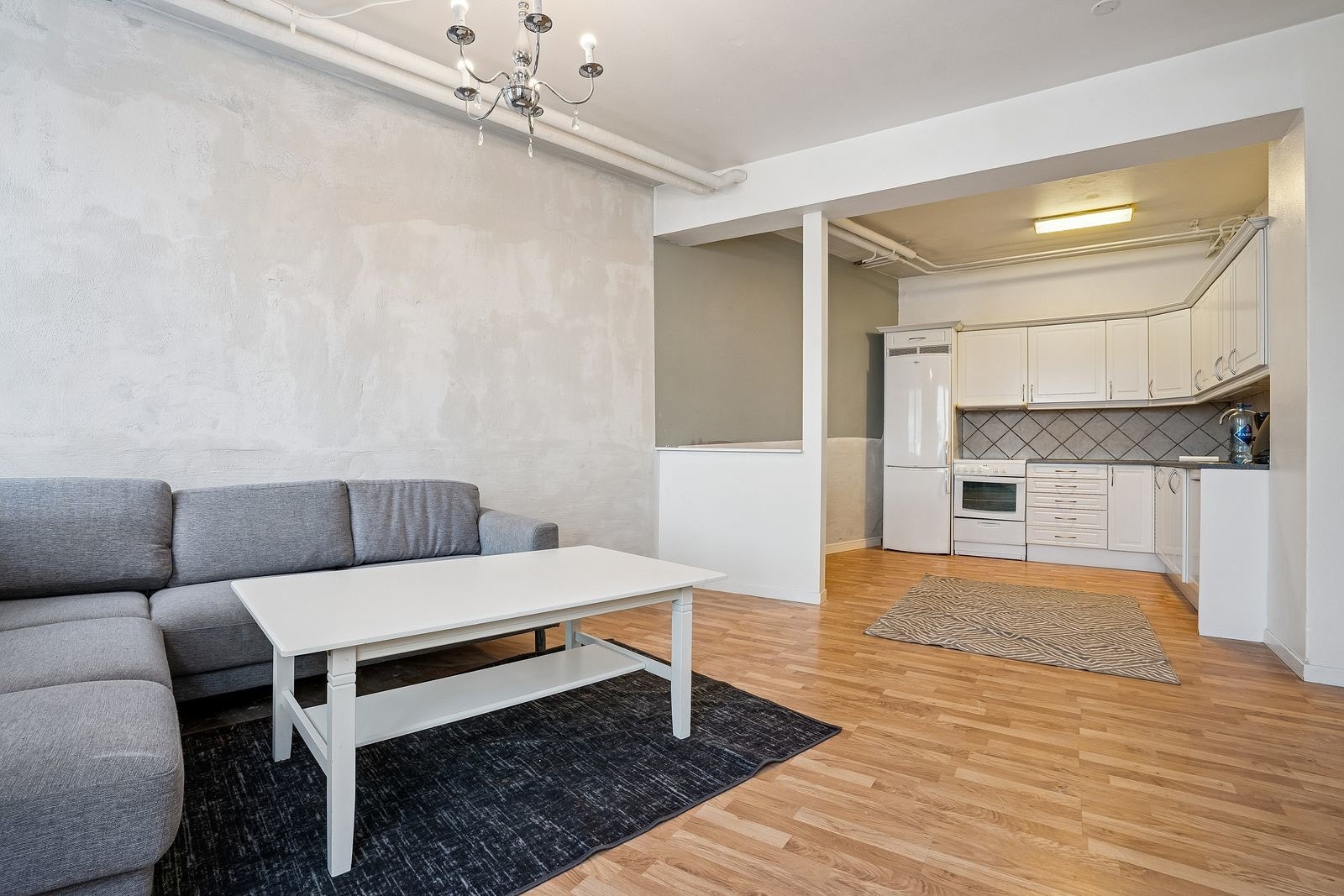 Åpen løsning mellom stue og kjøkken.