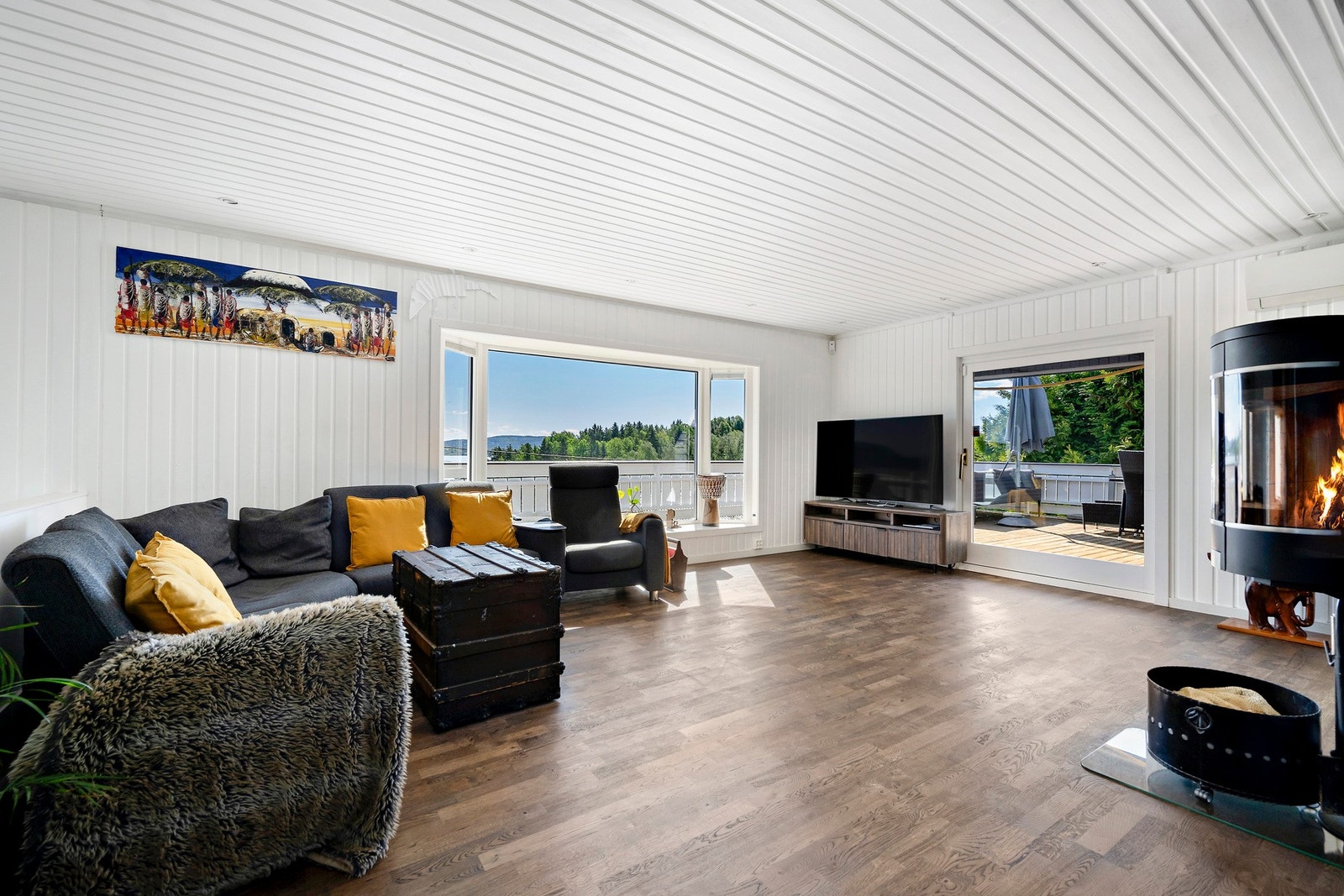 Vindusrekkene gir godt med naturlig lys og flott utsyn. Galleribilde