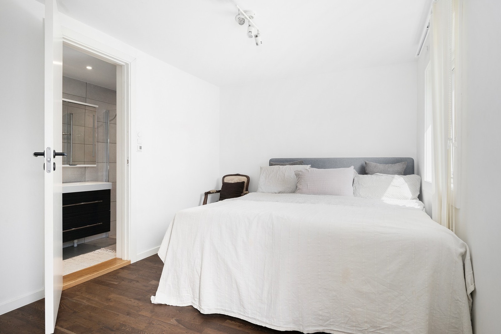 Hovedsoverommet har inngang til privat "en suite" bad. Galleribilde