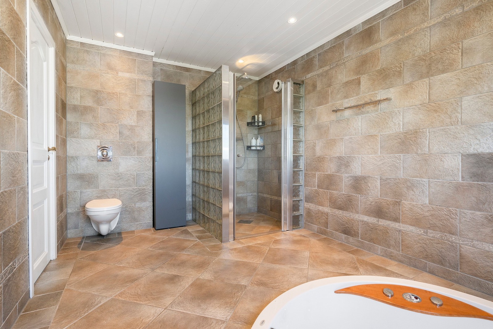 Delikat, flislagt bad fra 2012. Galleribilde