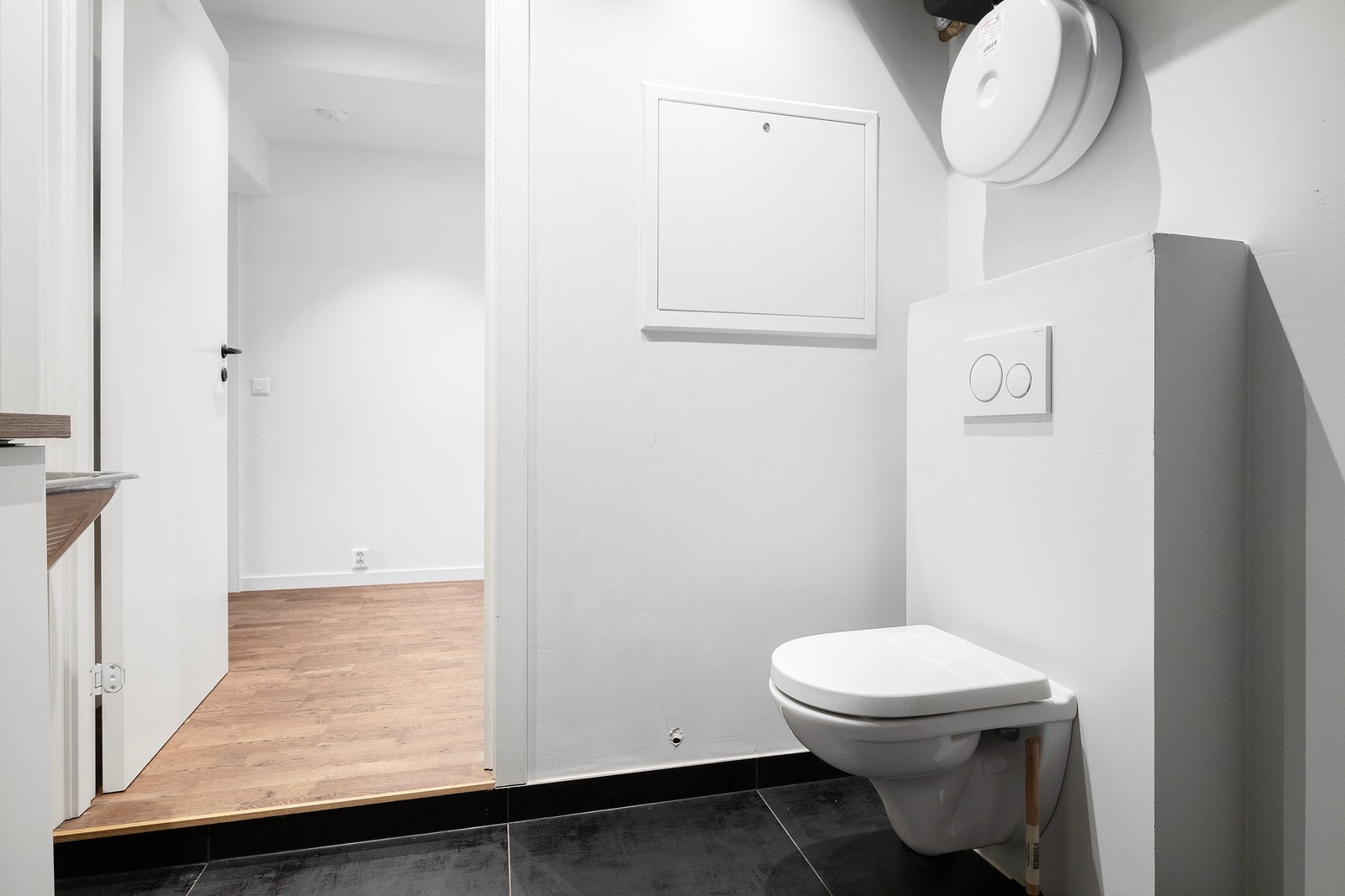 Det er toalett på vaskerommet. Galleribilde