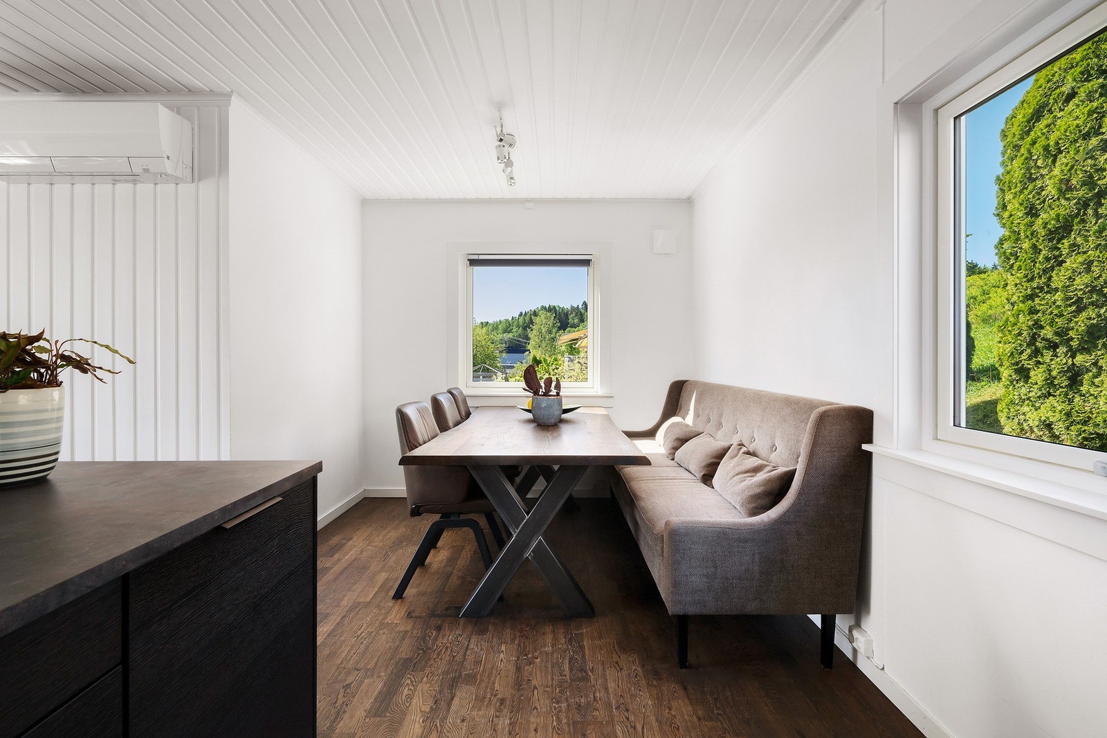 Naturlig sone for spisebord i tilknytning til kjøkkenet. Galleribilde