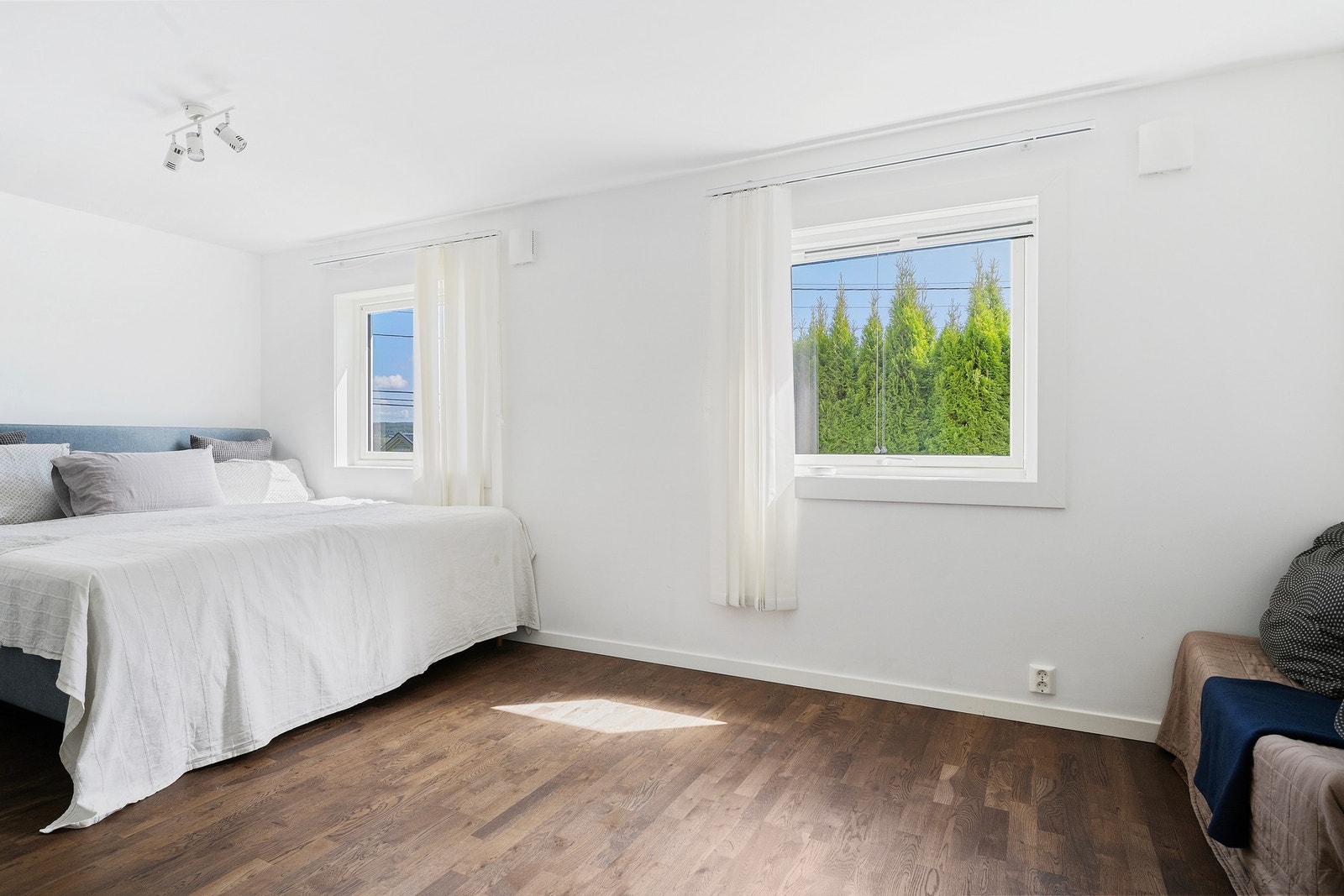 Romslig og innbydende hovedsoverom. Galleribilde