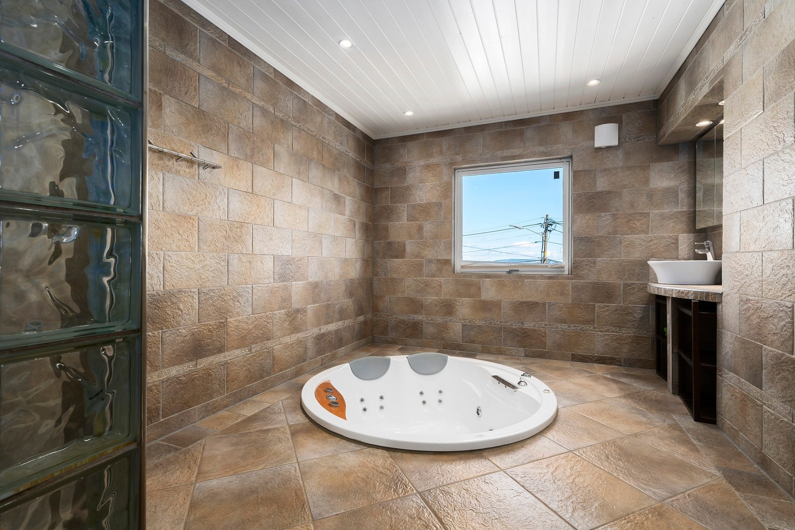 Nedfelt boblebadekar gir badet et luksuriøst uttrykk. Galleribilde