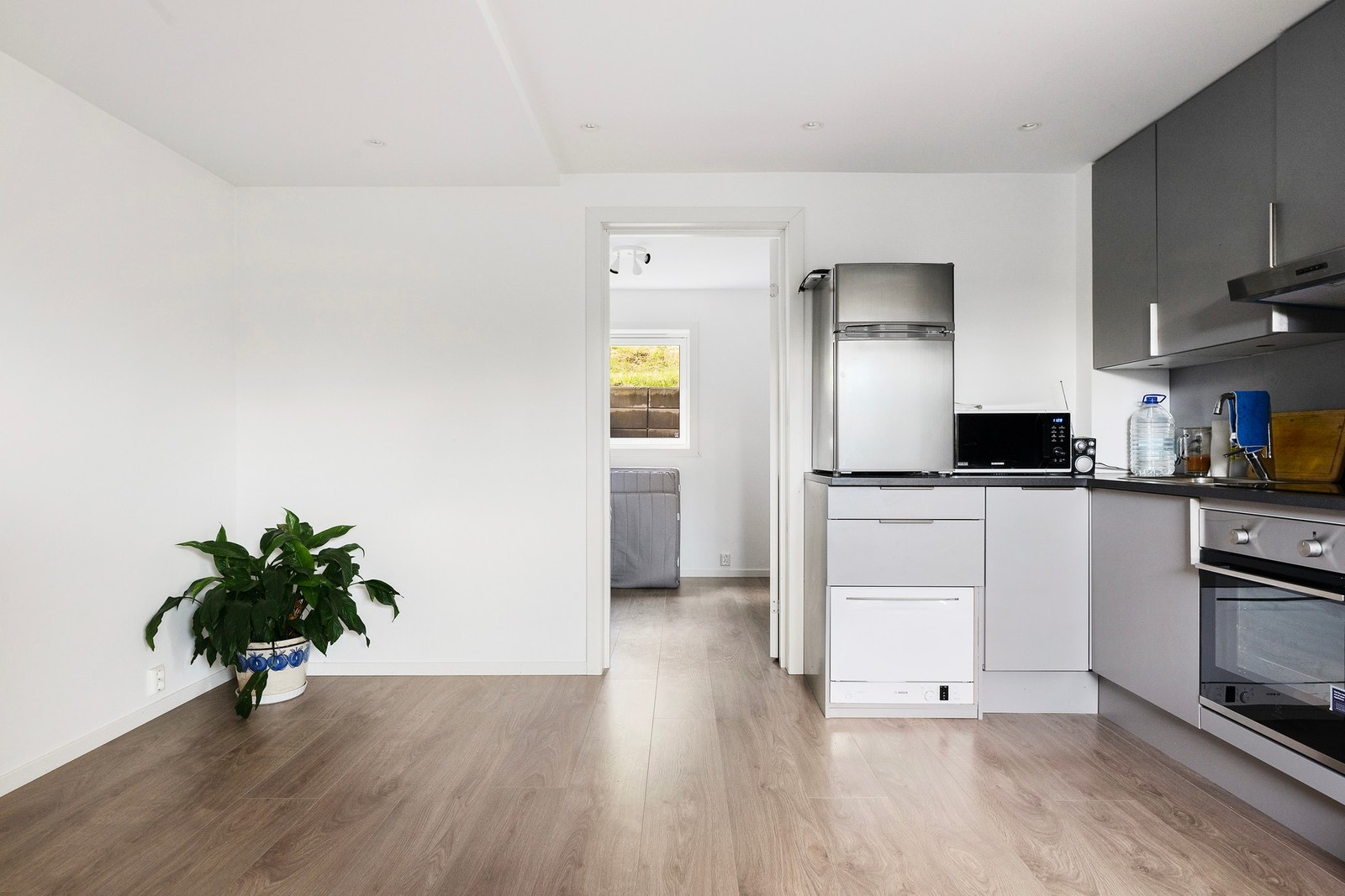 Hybelen består av stue/kjøkken, soverom og bad. Galleribilde