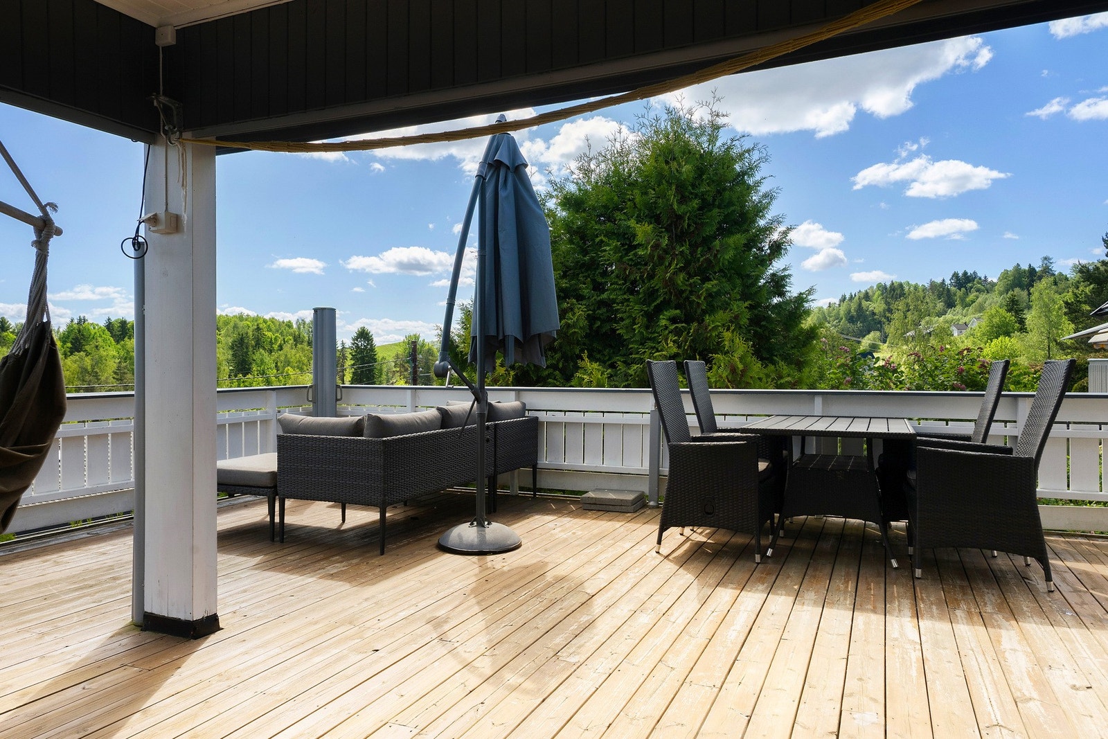 Boligen har en stor, solrik terrasse på hele 42 kvm. Galleribilde