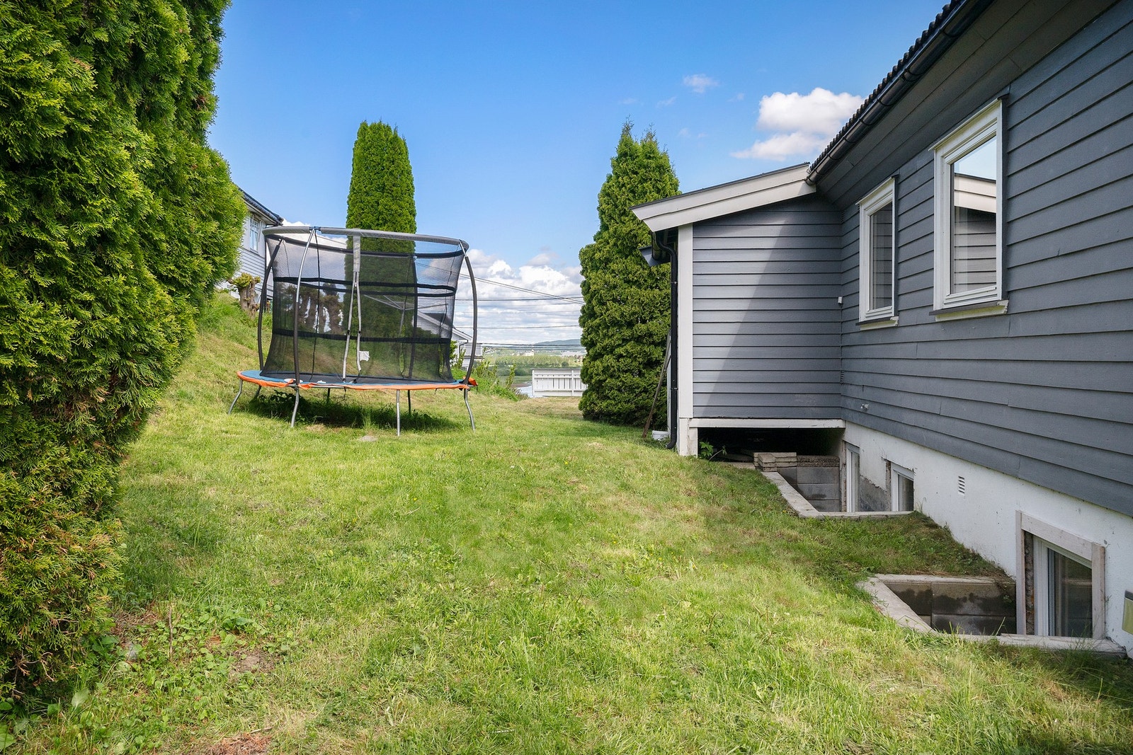 På baksiden er det en stor gressplen. Galleribilde