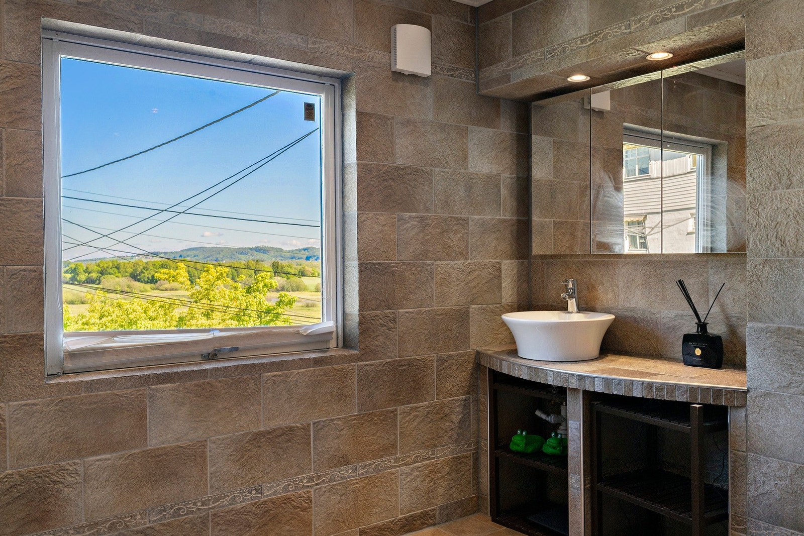 De dempede fargene og det gjennomtenkte materialvalget gir spa-følelsen i eget hjem. Galleribilde