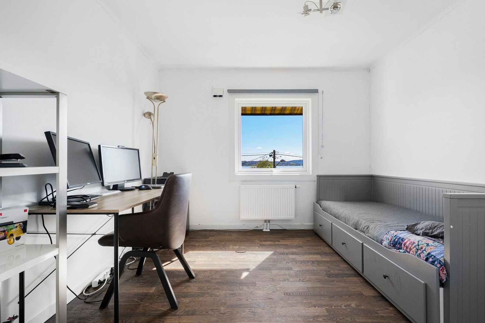 Romslig soverom med god plass til dobbeltseng og garderobeskap. Galleribilde