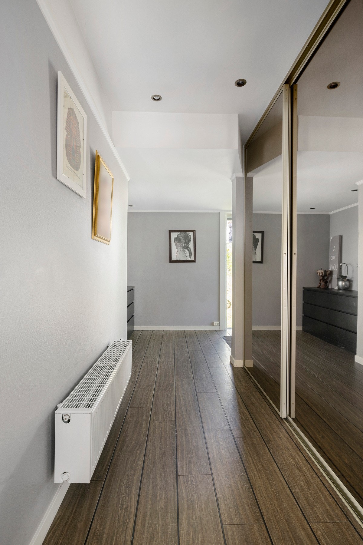 Lys og innbydende entré med god plass for oppbevaring av yttertøy i garderobeskap. Galleribilde