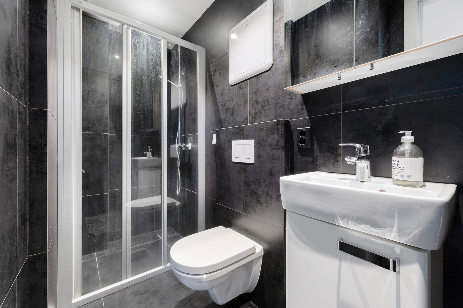 Pent, flislagt bad tilknyttet hybelen. Galleribilde