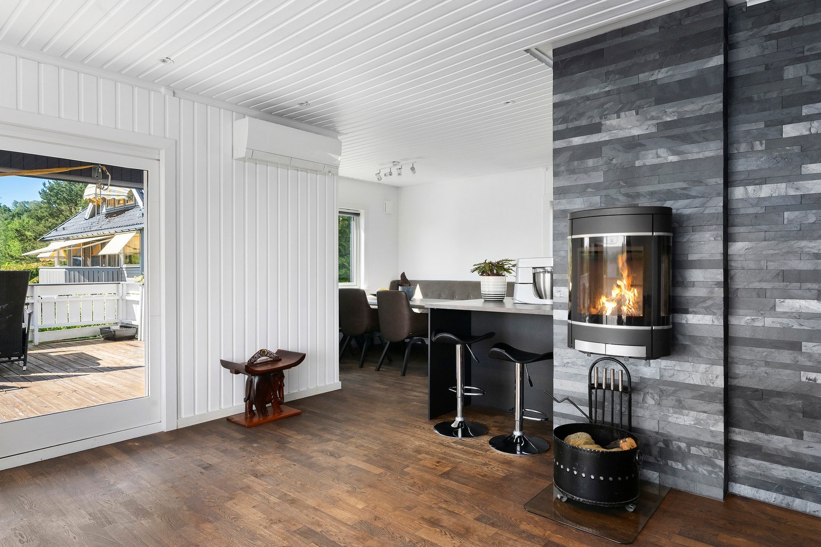 Peisen er et naturlig midtpunkt i rommet og tilfører både varme og en lun atmosfære. Galleribilde