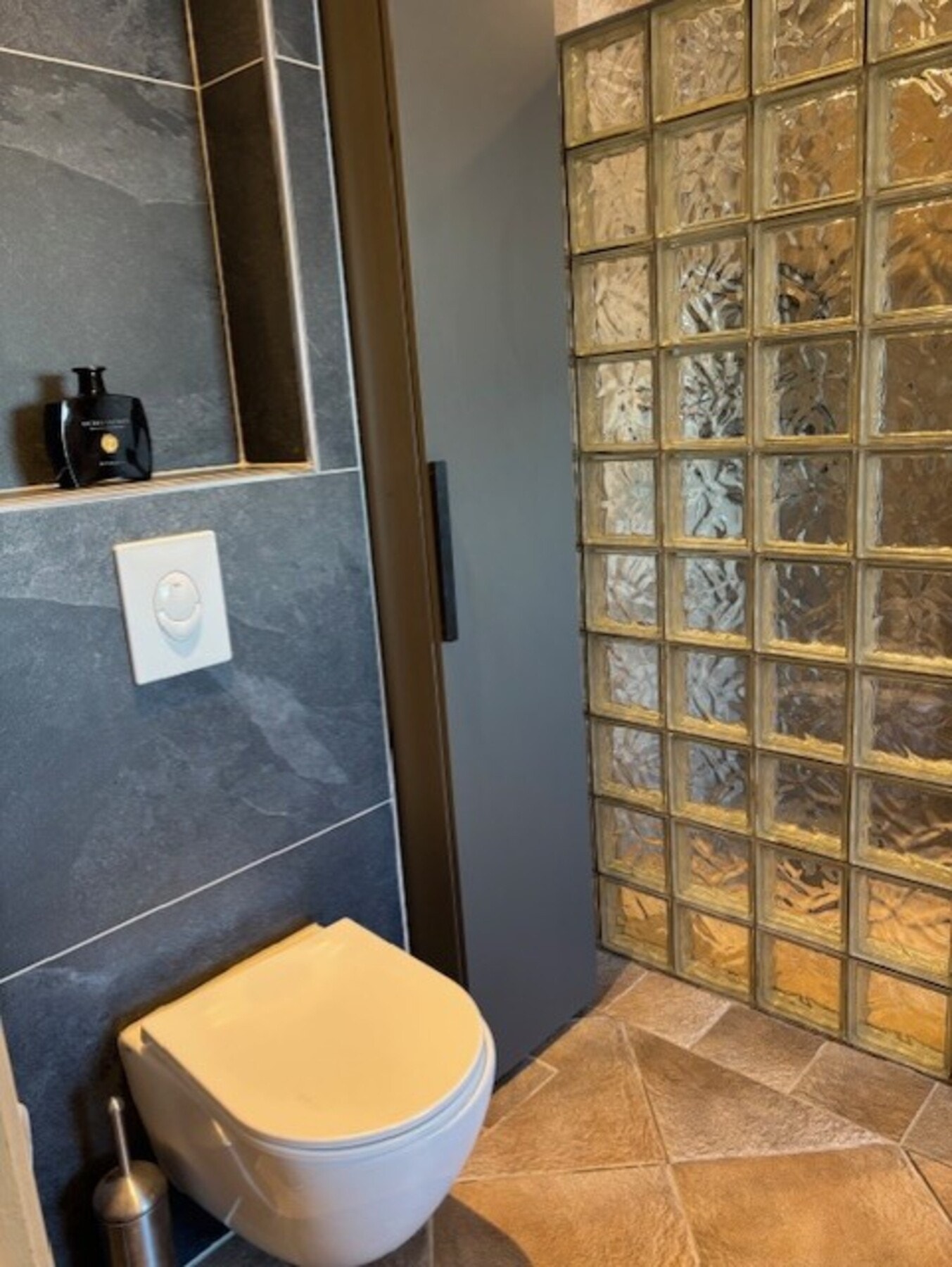 Eier har installert vegghengt toalett med sisterneløsning i 2026. Galleribilde