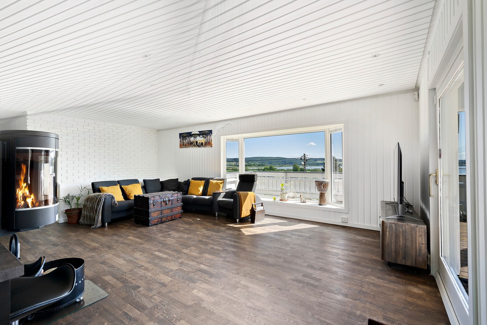 Den romslige stuen har gode møbleringsmuligheter, og er enkel å dele opp i ulike soner. Galleribilde