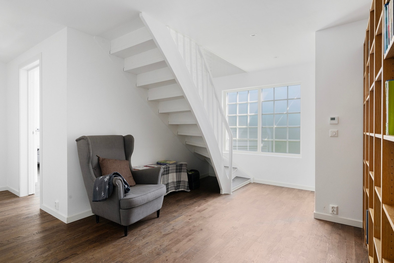 Trappa leder ned til en lys og innbydende gang. Galleribilde