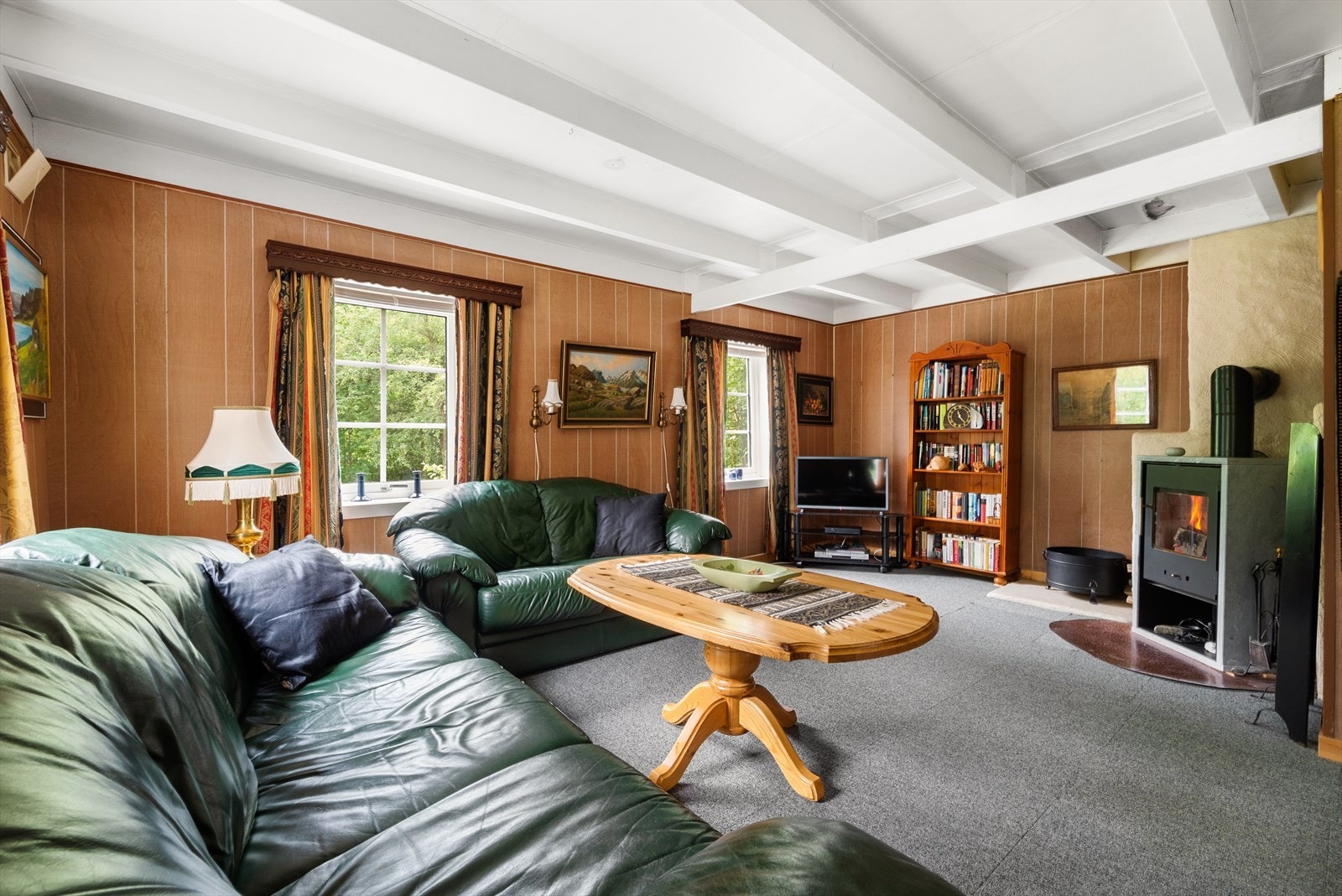 Gode vindusflater på to sider av stuerommet gir behagelige lysforhold. Galleribilde