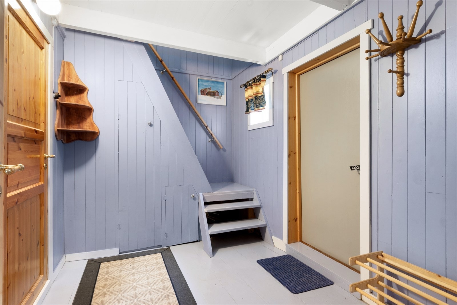 Entreen er på 7 kvm og har åpen garderobeløsning, trapp til andre etasje og oppbevaringsplass under trappen. Galleribilde