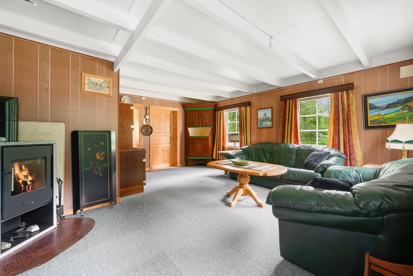 I stuen er det nyere peisovn for varme og hygge. Galleribilde