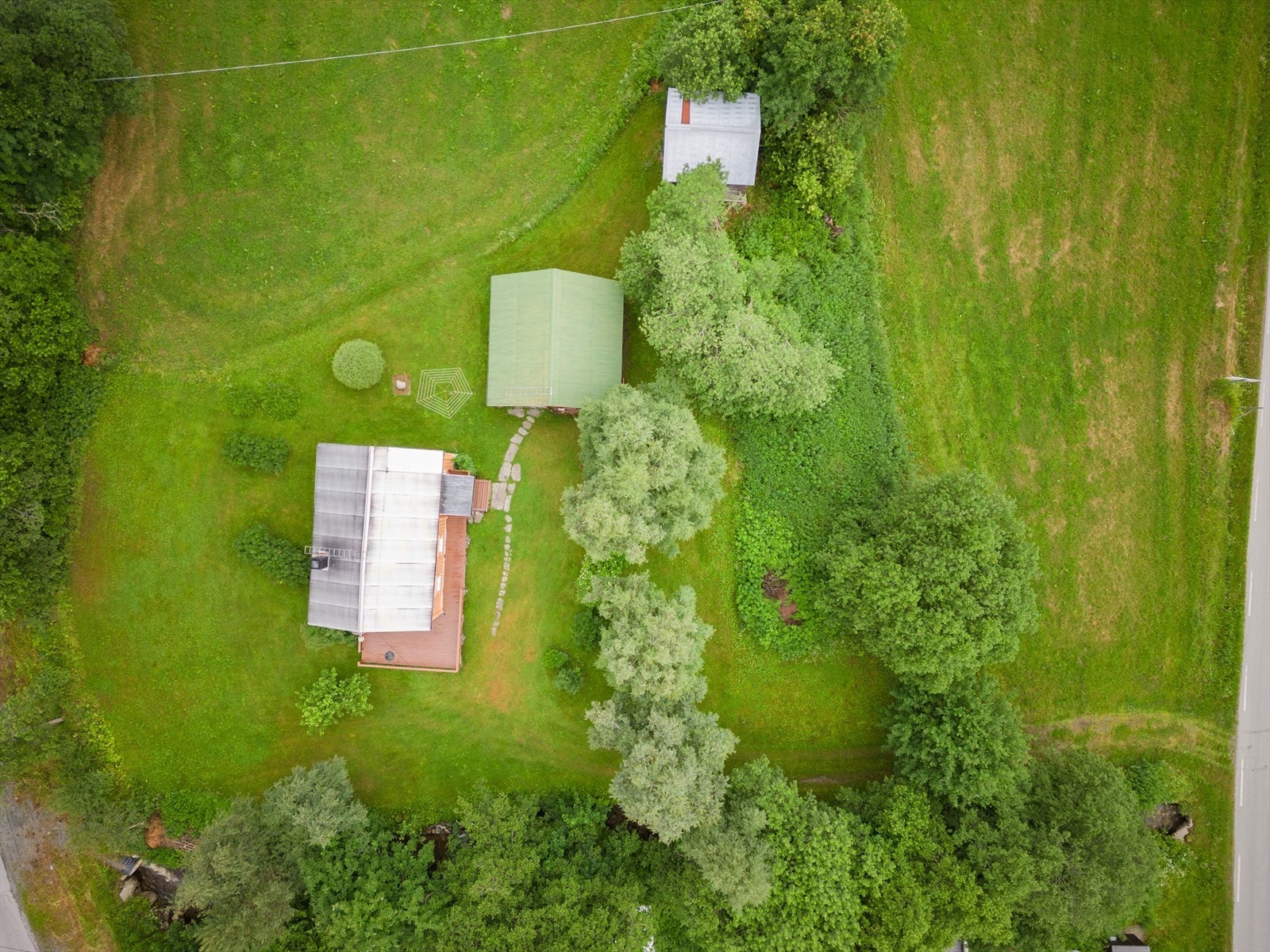 Eneboligen er fra 1820 og har behov for oppgraderinger, men byr på sjarmerende atmosfære over to etasjer. Galleribilde