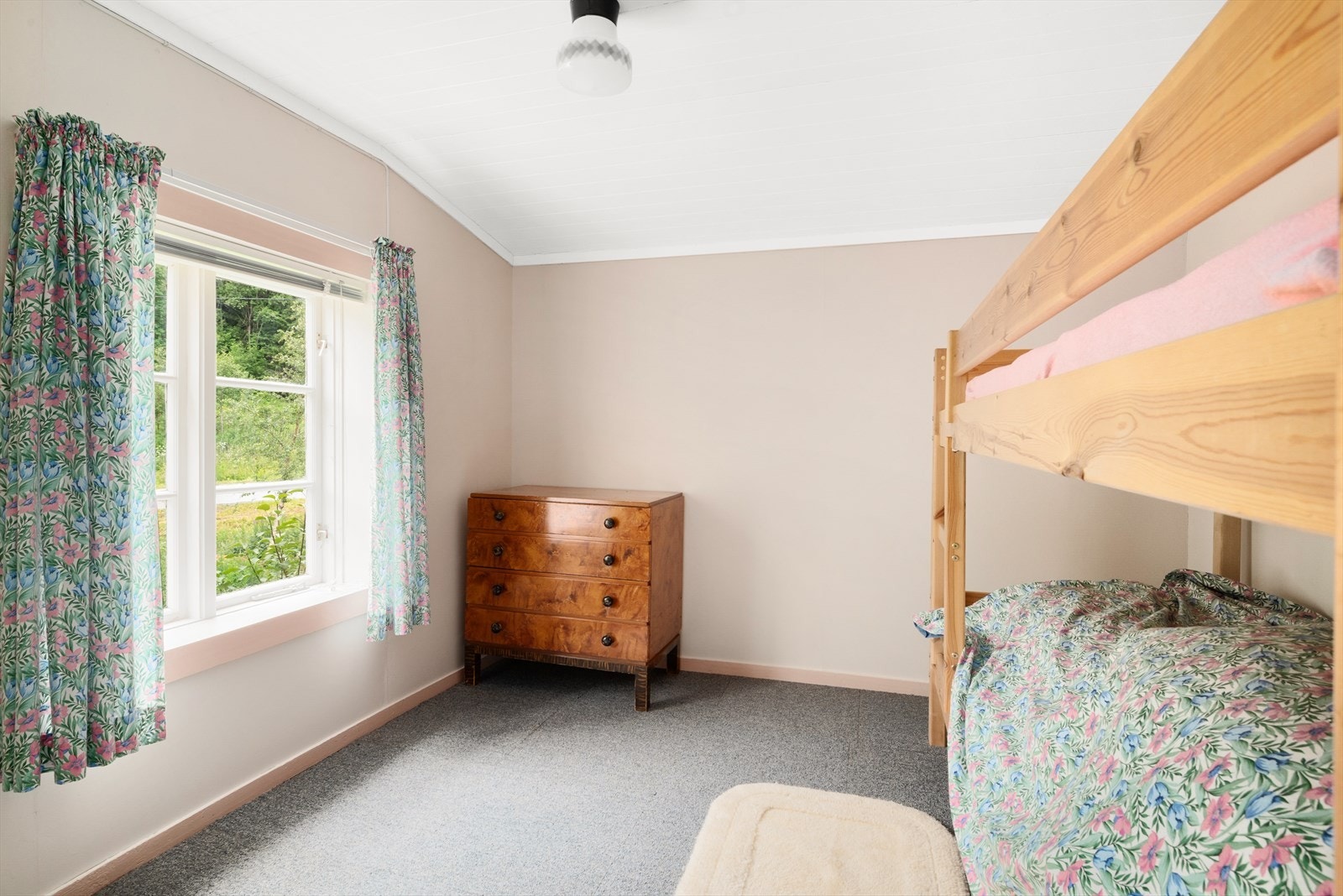 Det er til sammen fire soverom i andre etasje på henholdsvis 15, 10, 6,5 og 6 kvm. Galleribilde