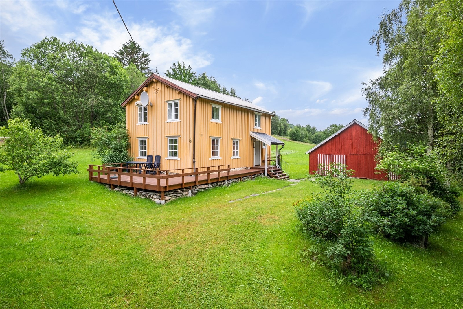 Velkommen til Jåraveien 5 - et trivelig småbruk med naturskjønn beliggenhet. Foto: Jon Kristian Haukdal. Galleribilde