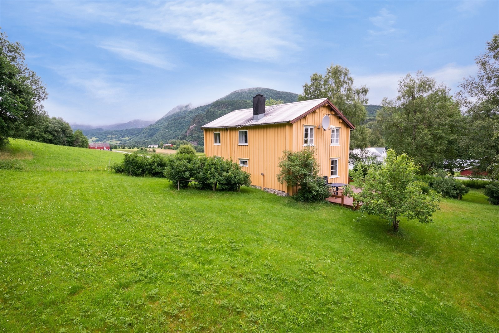 Store plenareal og frodig hage gir god tumleplass for store og småå. Galleribilde
