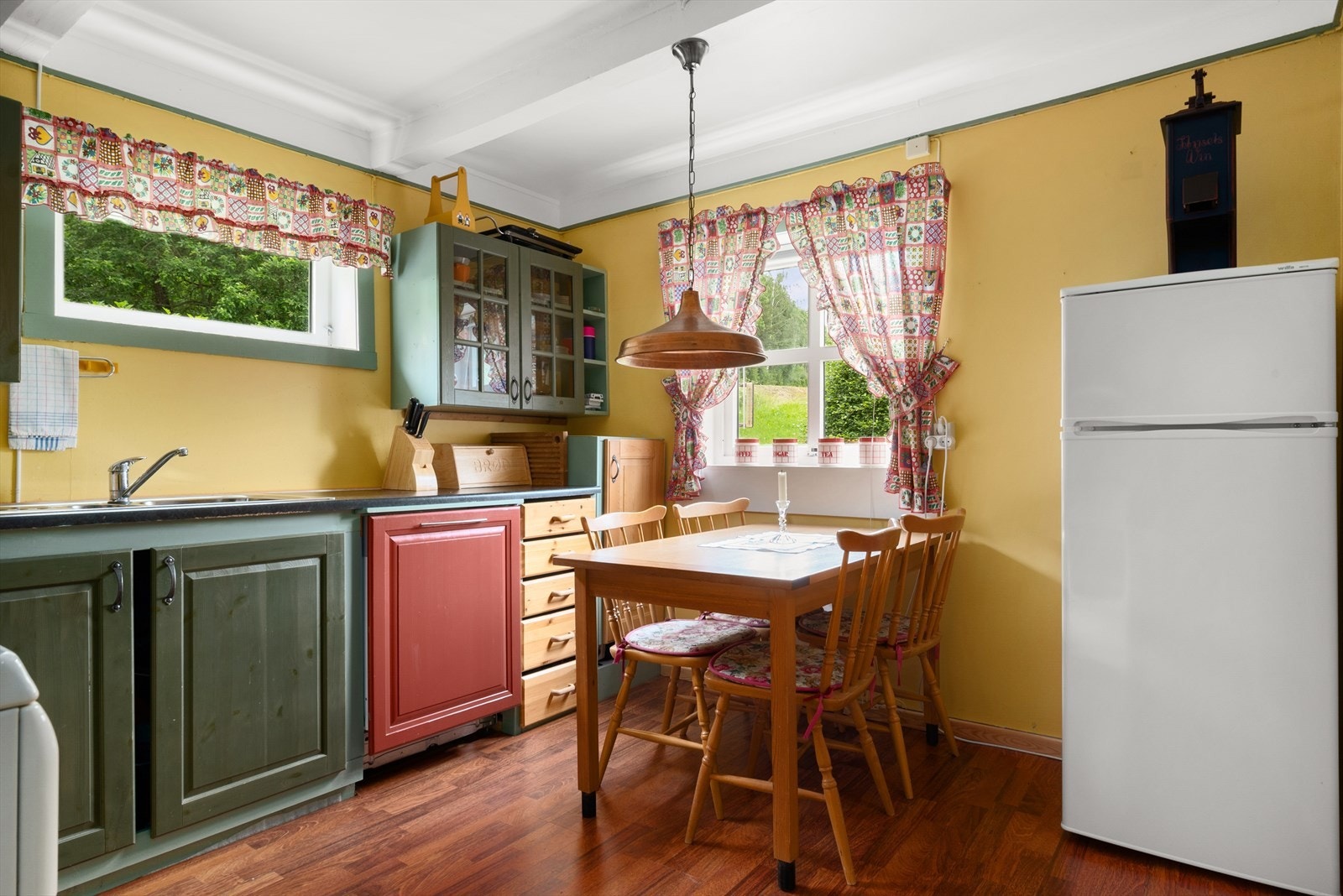 Kjøkkenet er på 9,5 kvm med vinduer på to sider og plass til spisebord. Galleribilde