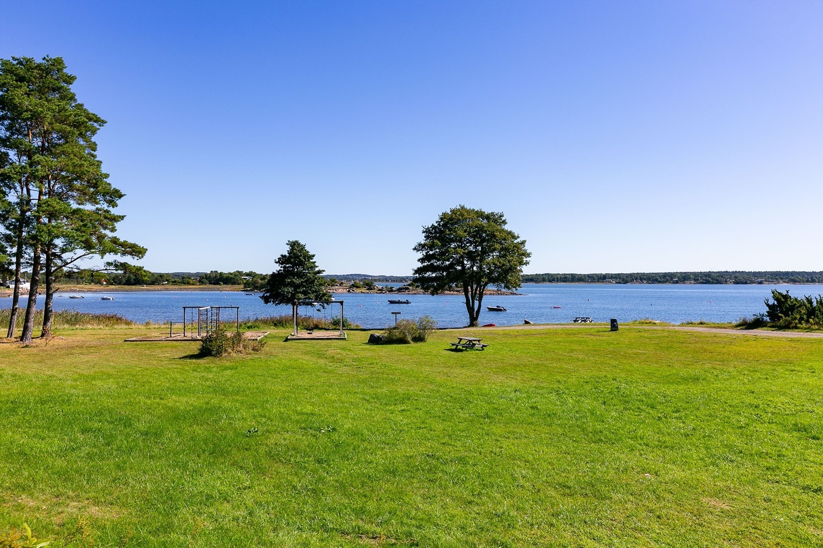 Fellesarealenes store gressbakker er perfekt for solbading, leker og spill. Galleribilde