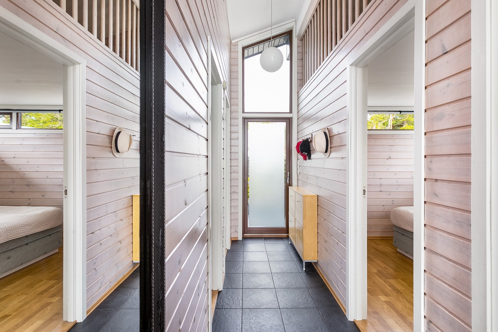 Med både vindussøyle og takhøyde på opptil 3,6 meter er entreen et representativt første møte med hyttas indre. I gulvet er det varme. Galleribilde