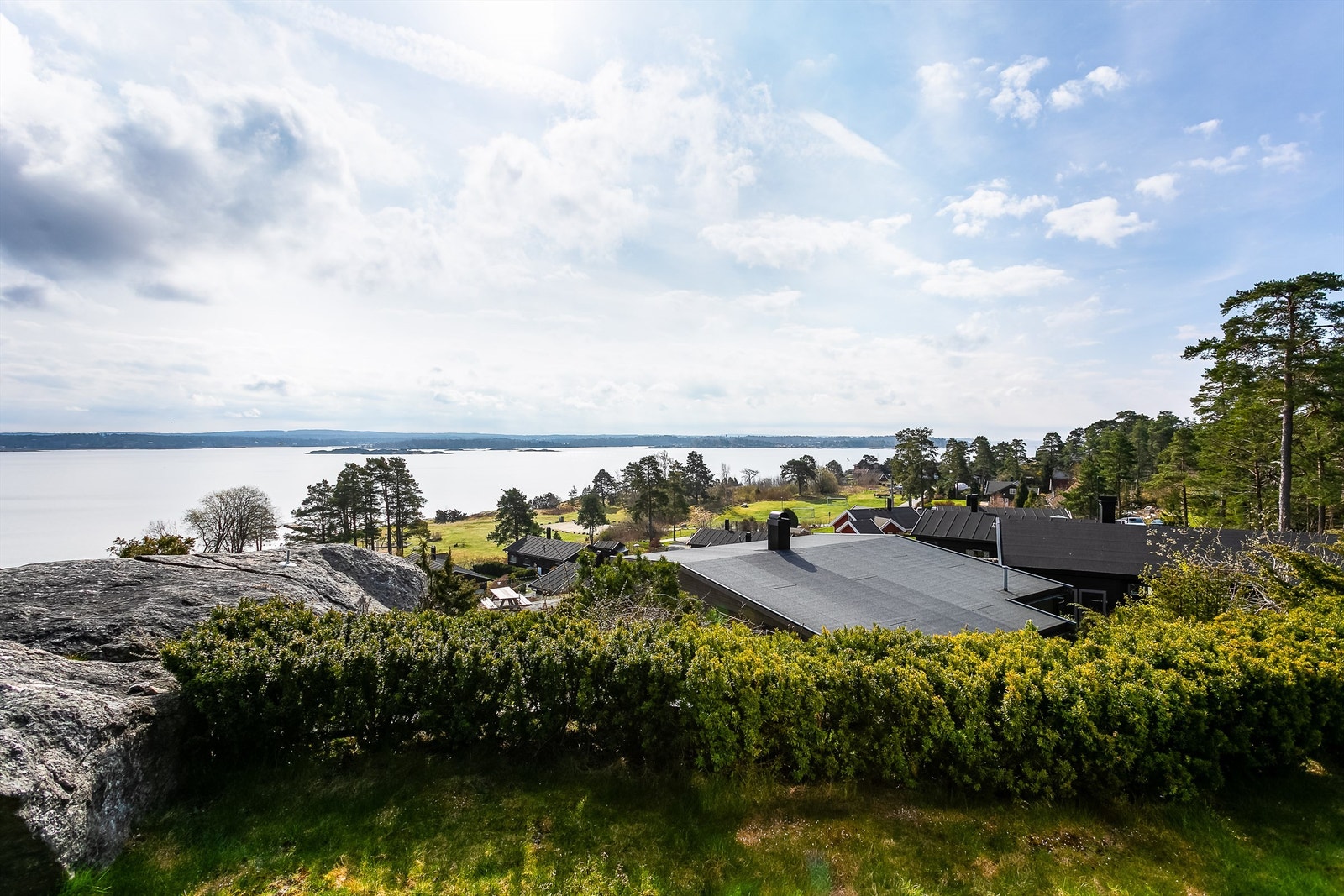 Hyttas plassering er blant de beste i hele sameiet når utsikt vektlegges. Her med Knappholmene og Oven i bakgrunnen. Galleribilde