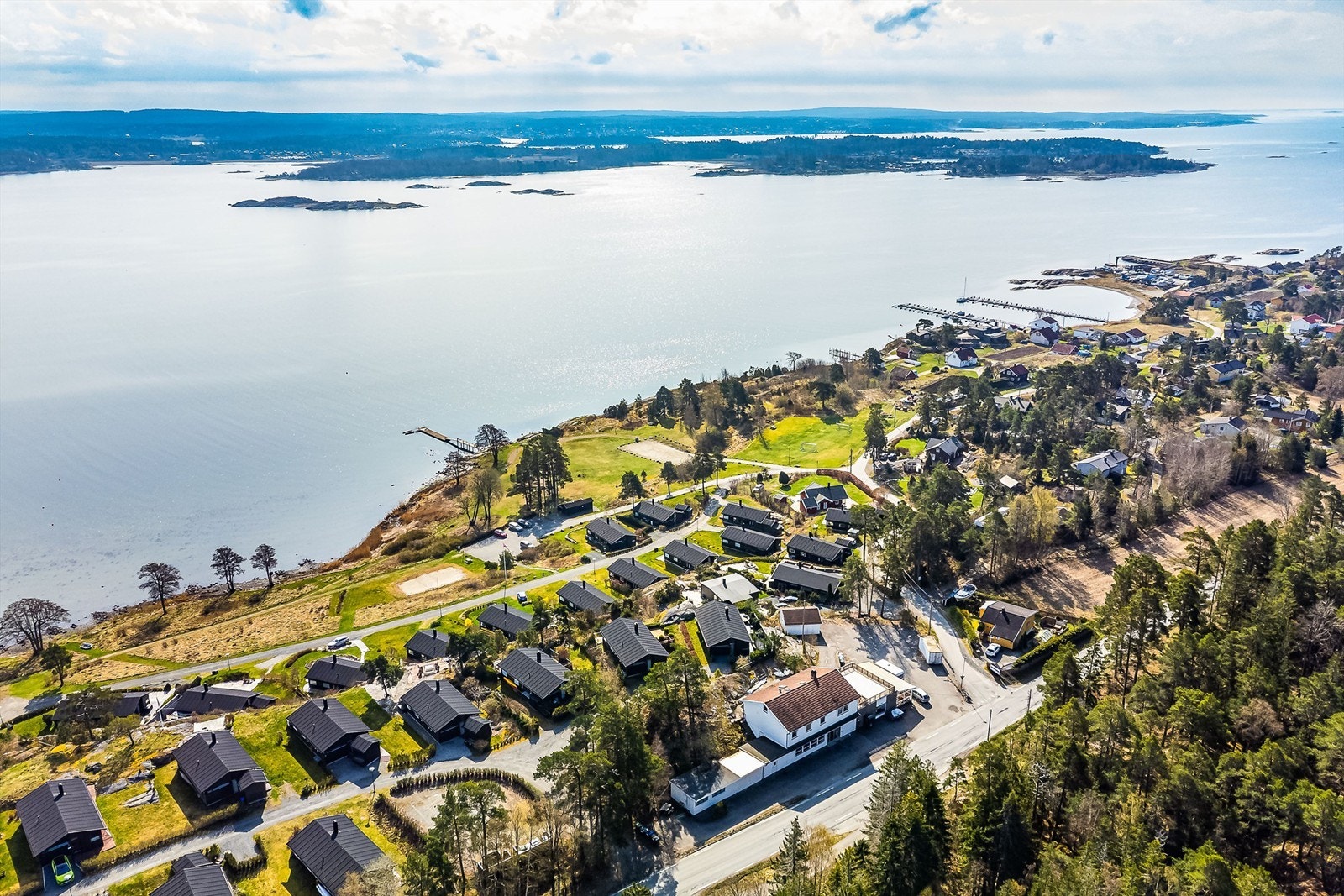 Like utenfor venter den vakre skjærgården og nær sagt utallige utfluktsmuligheter med båt. Galleribilde