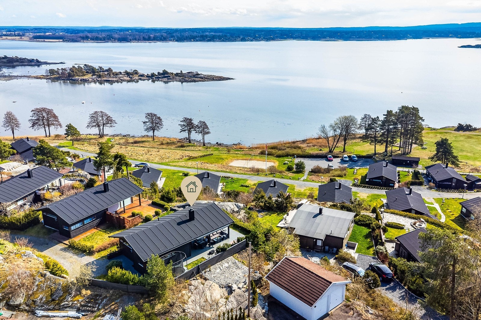 I ferieparadiset Møvik ved Kurefjordens vestside ligger denne moderne hytta - oppført i 2009. Galleribilde