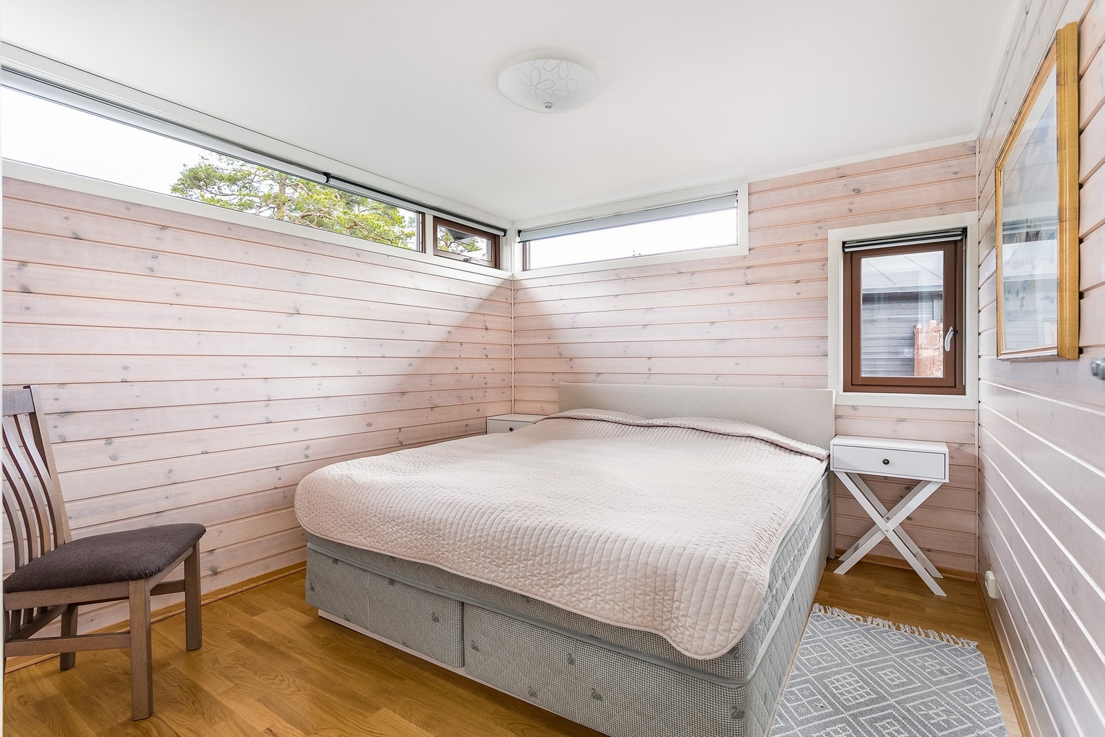 Horisontalstilte vinduer øverst på veggene gir hovedsoverommet mye naturlig overlys og hindrer samtidig innsyn. Galleribilde