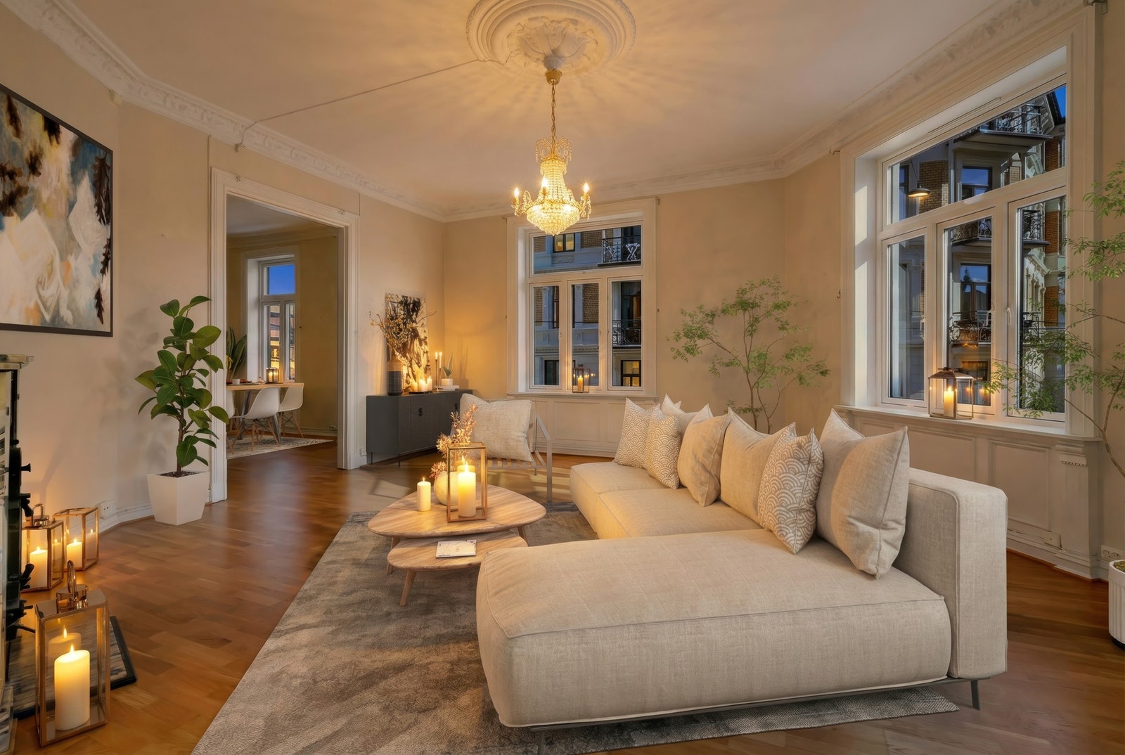 Lys og romslig stue med god plass til sofagruppe og tilhørende møbler. Bildet er fotostylet og redigert med AI, Bildet er av illustrativ karakter og angir nødvendigvis ikke korrekt gjengivelse av elementer i boligene Galleribilde