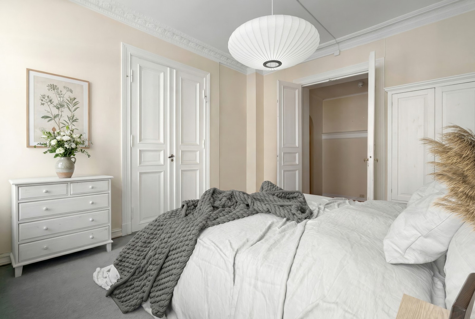 Romslig hovedsoverom med god plass til dobbeltseng og øvrig møblement.. BBildet er fotostylet og redigert med AI, Bildet er av illustrativ karakter og angir nødvendigvis ikke korrekt gjengivelse av elementer i boligene Galleribilde