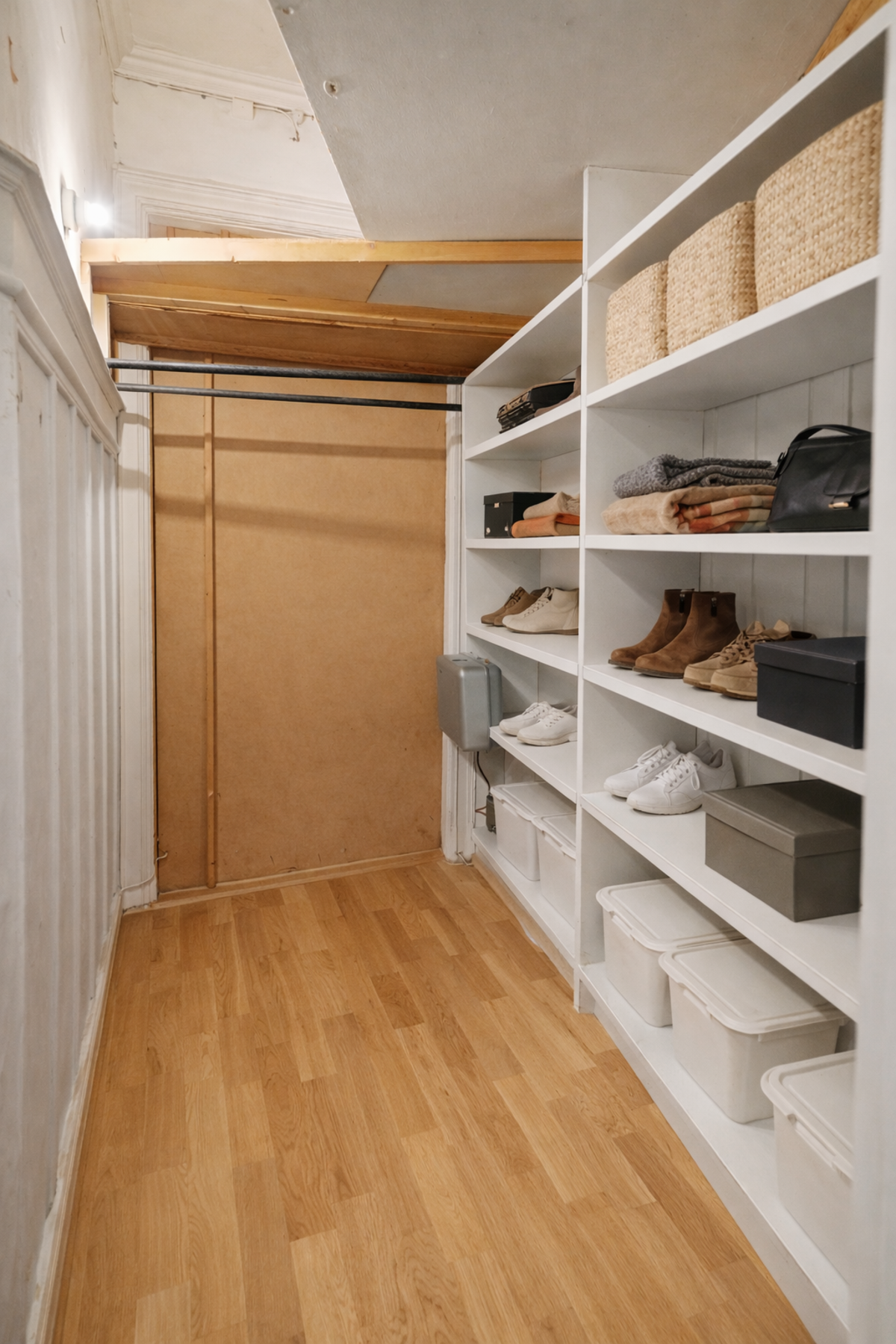 Praktisk innvendig bod. Bildet er fotostylet og redigert med AI, Bildet er av illustrativ karakter og angir nødvendigvis ikke korrekt gjengivelse av elementer i boligene. Boden har verken hyller eller parkett, og er kun ment som en illustrasjon av bodarea Galleribilde