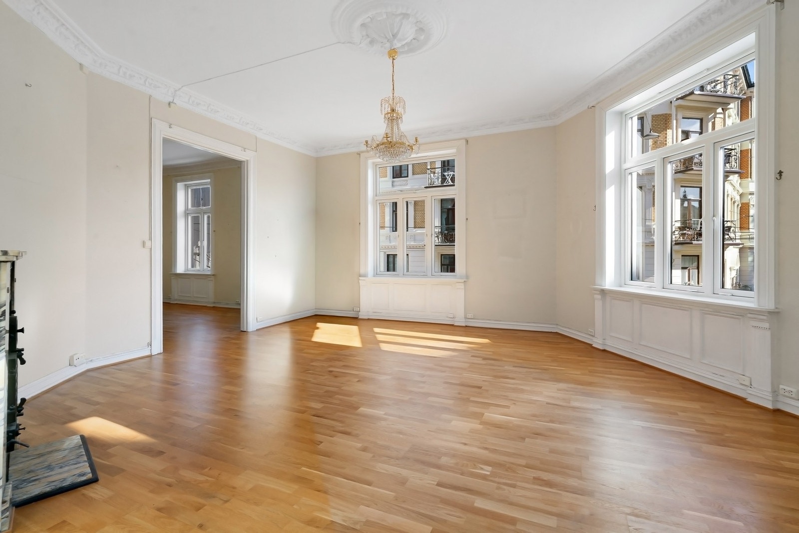 Store, flotte vinduslfater som gir rikelig med tilgang på naturlig lys Galleribilde