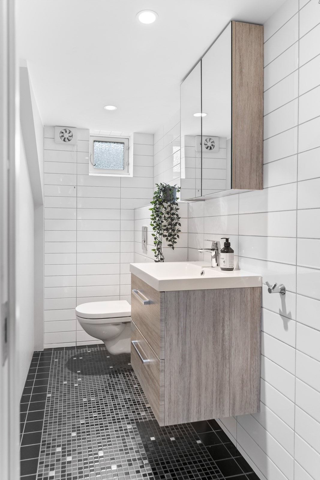 Bad i kjeller med flislagt gulv med varmekabler Galleribilde