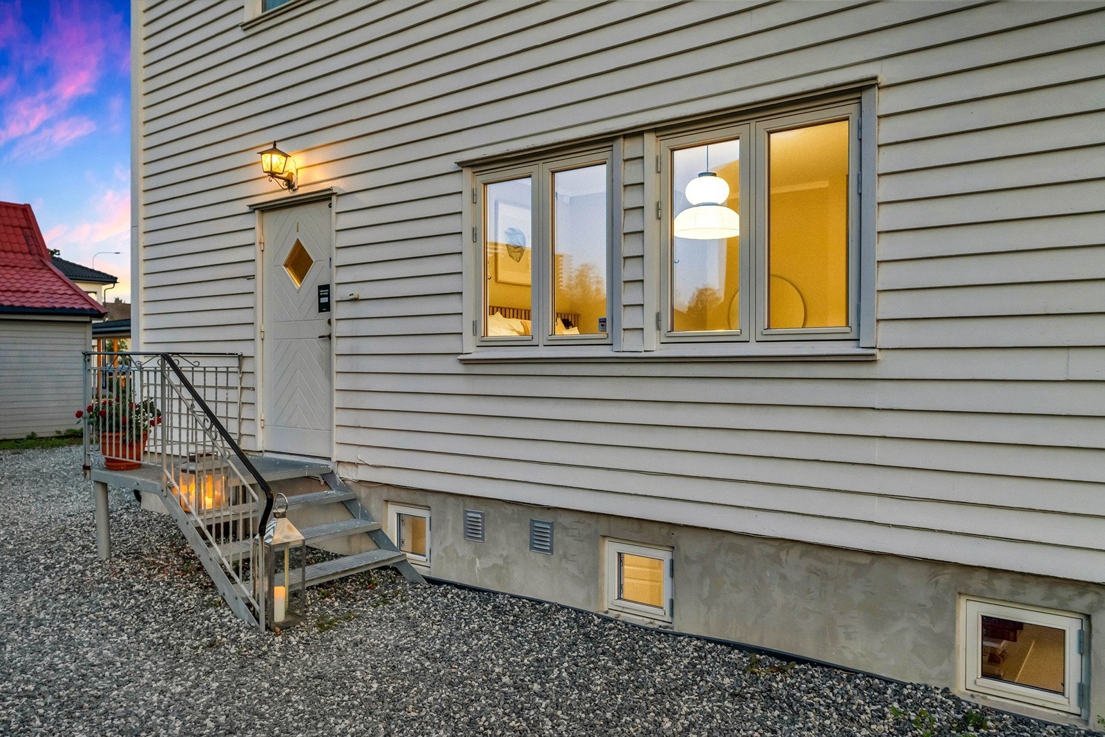 Boligen har felles inngang til begge seksjonene Galleribilde