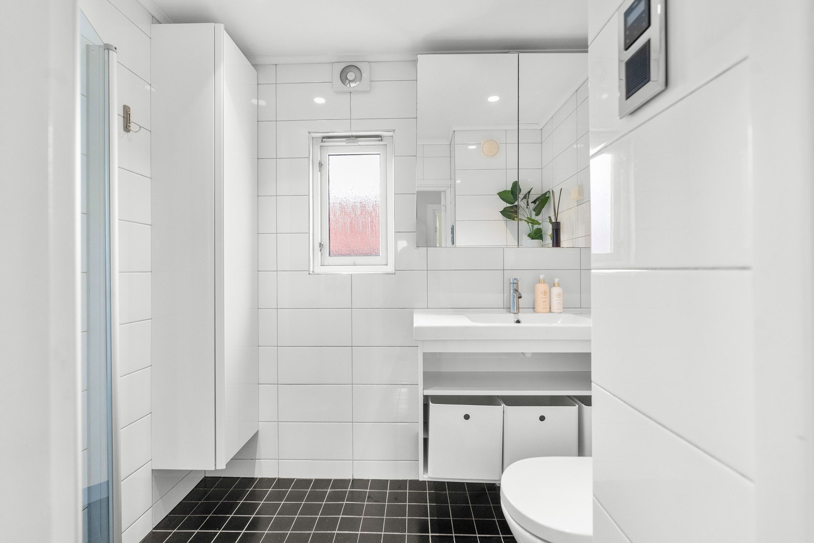 Bad i 1.etg med fliser på gulv og vegger Galleribilde