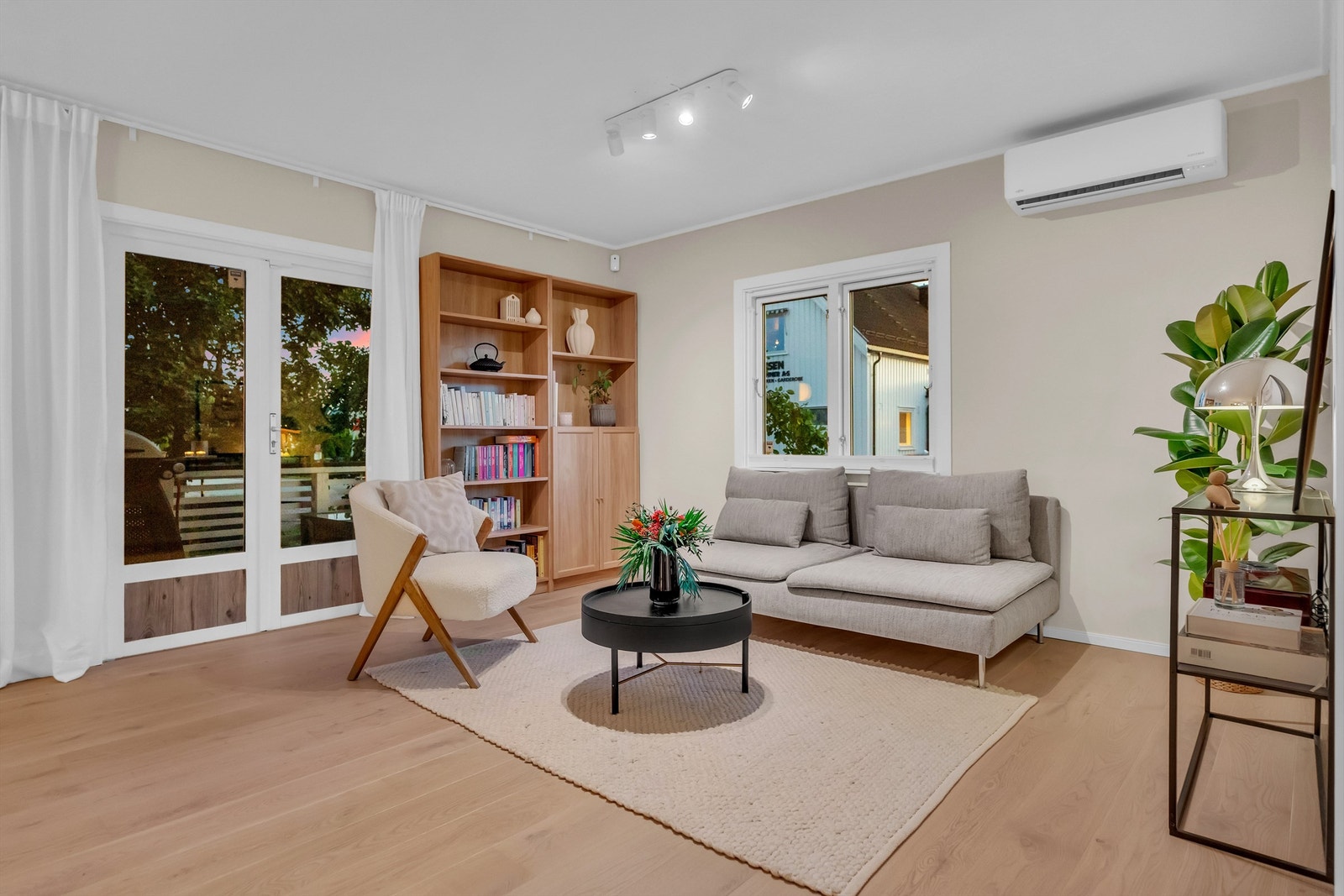 I stuen er det montert varmepumpe som fungere både til oppvarming og nedkjøling Galleribilde