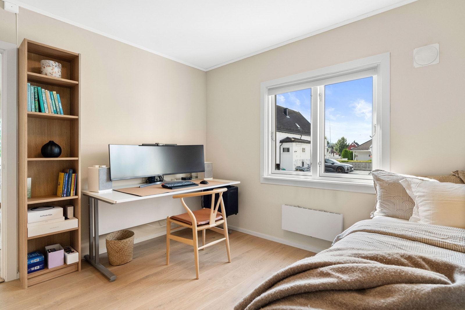 Begge soverom har parkettgulv og malt i rolige lyse farger. Det er solskjerming i vinduene Galleribilde