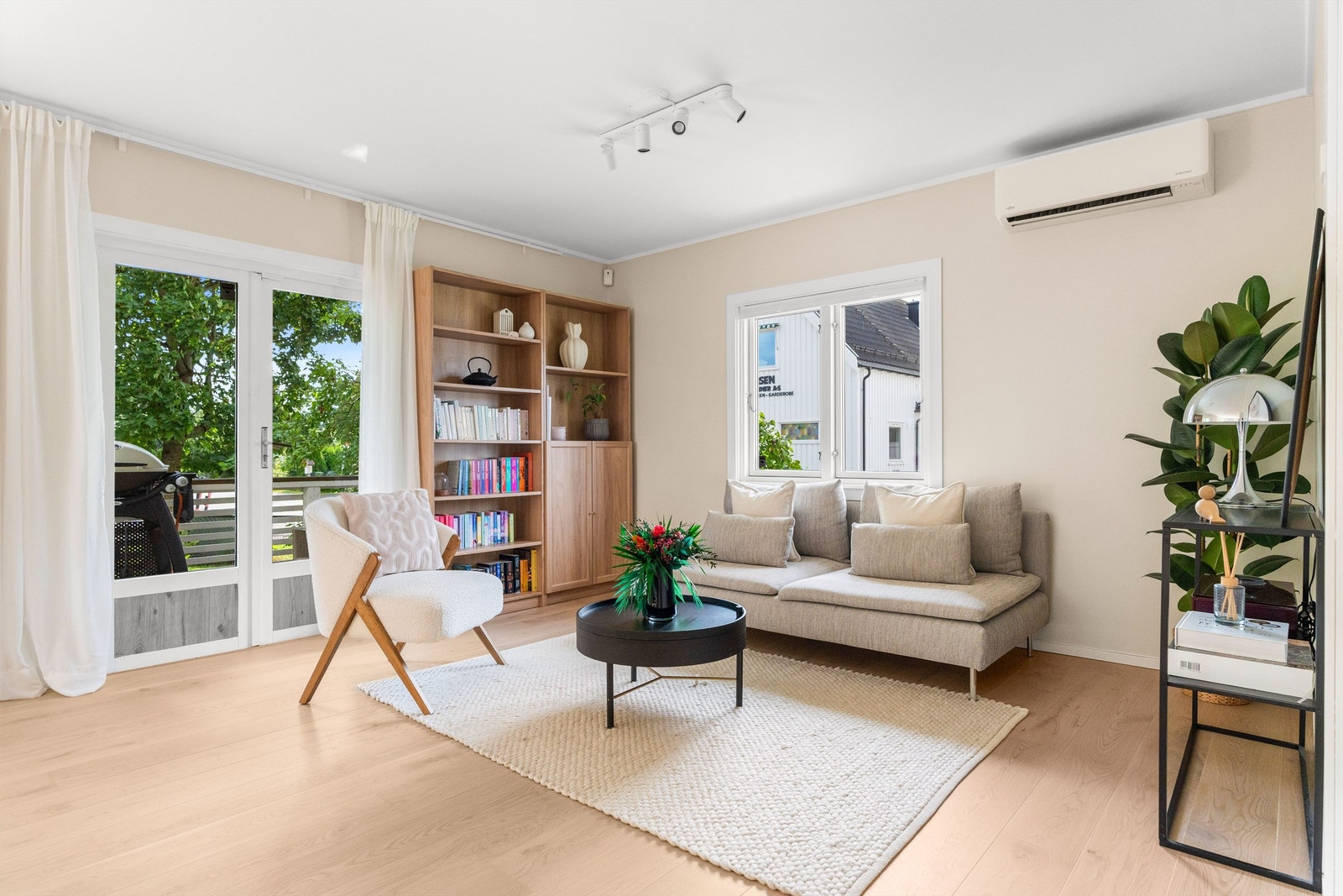 Varmepumpe og peisovn i stuen sørger for den varmen du ønsker Galleribilde