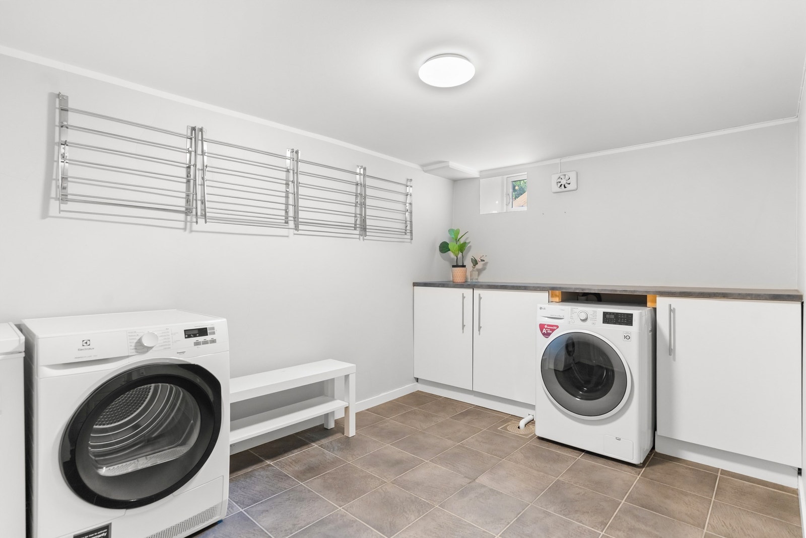 Vaskerom i kjeller med varmekabler i gulv Galleribilde