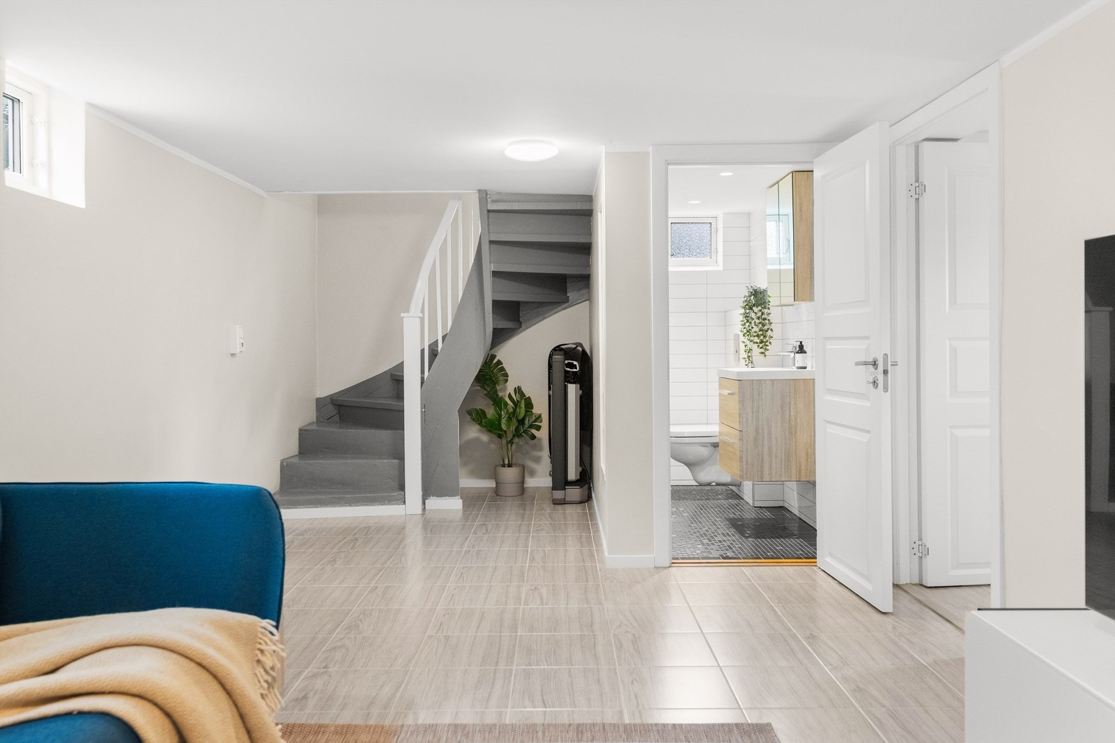 Kjelleretasjen er innredet med tv-rom, to soverom, vaskerom og toalett. Det gjøres oppmerksom på at rommene
ikke er godkjent til varig opphold. Galleribilde