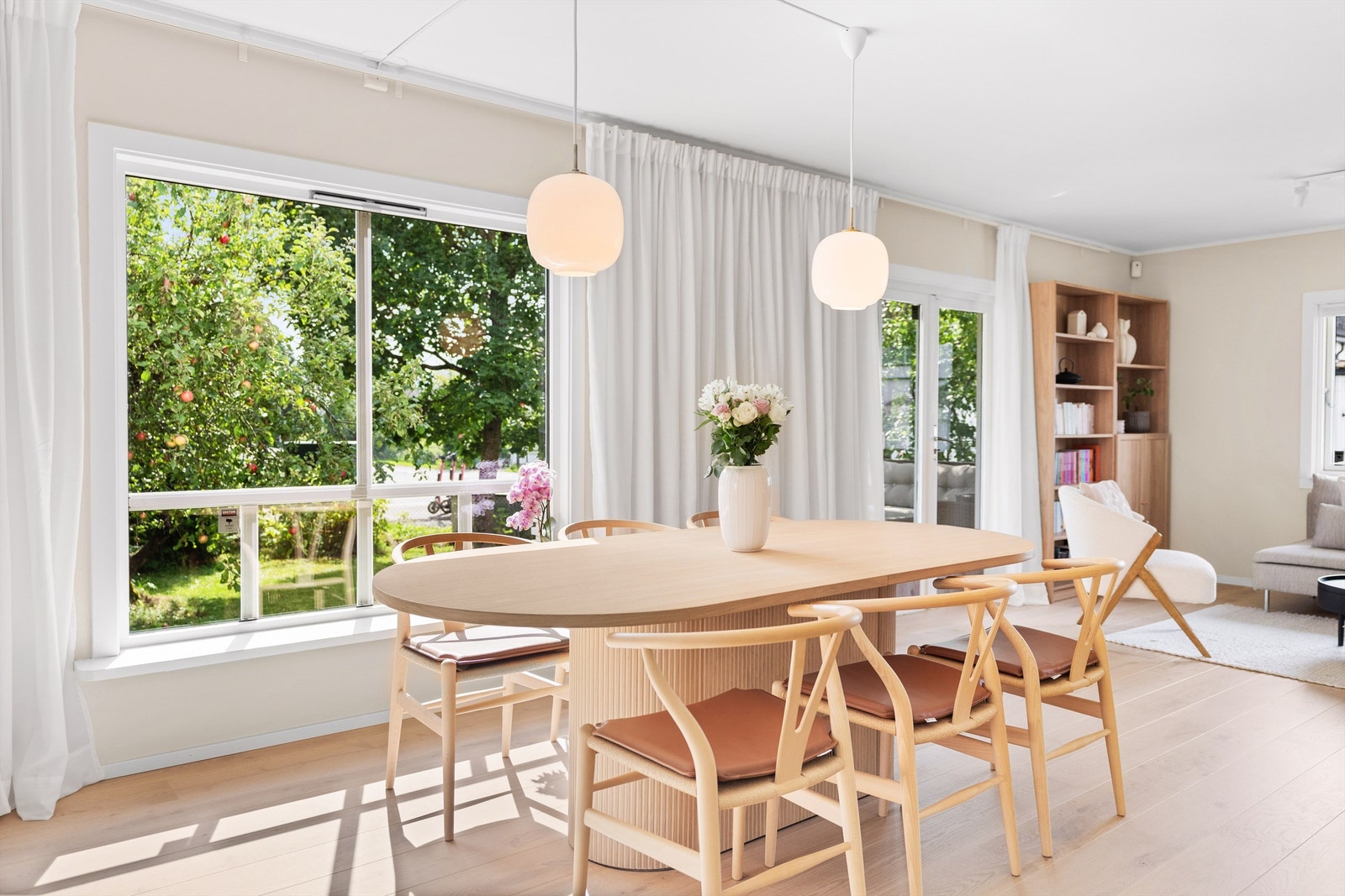 Store vinduer slipper inn godt med naturlig lys Galleribilde