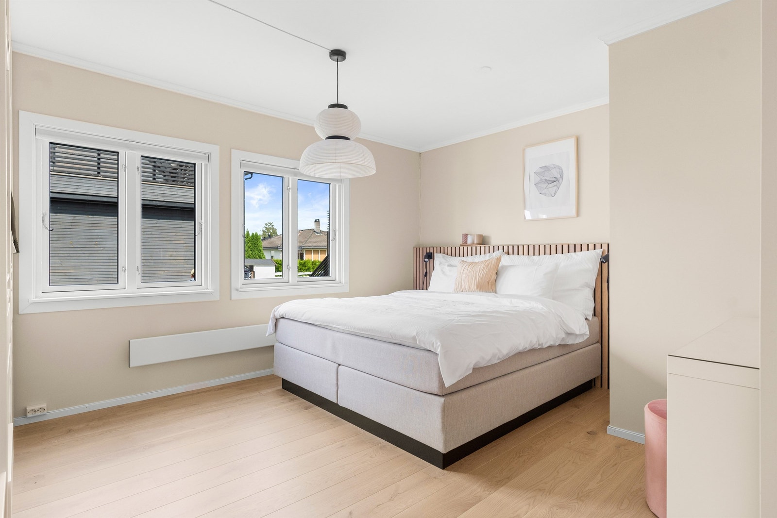 1.etg. har 2 soverom. Dette rommet var opprinnelig 2 soverom hvor vegg ble fjernet av tidligere eier for å få ett stort rom Galleribilde