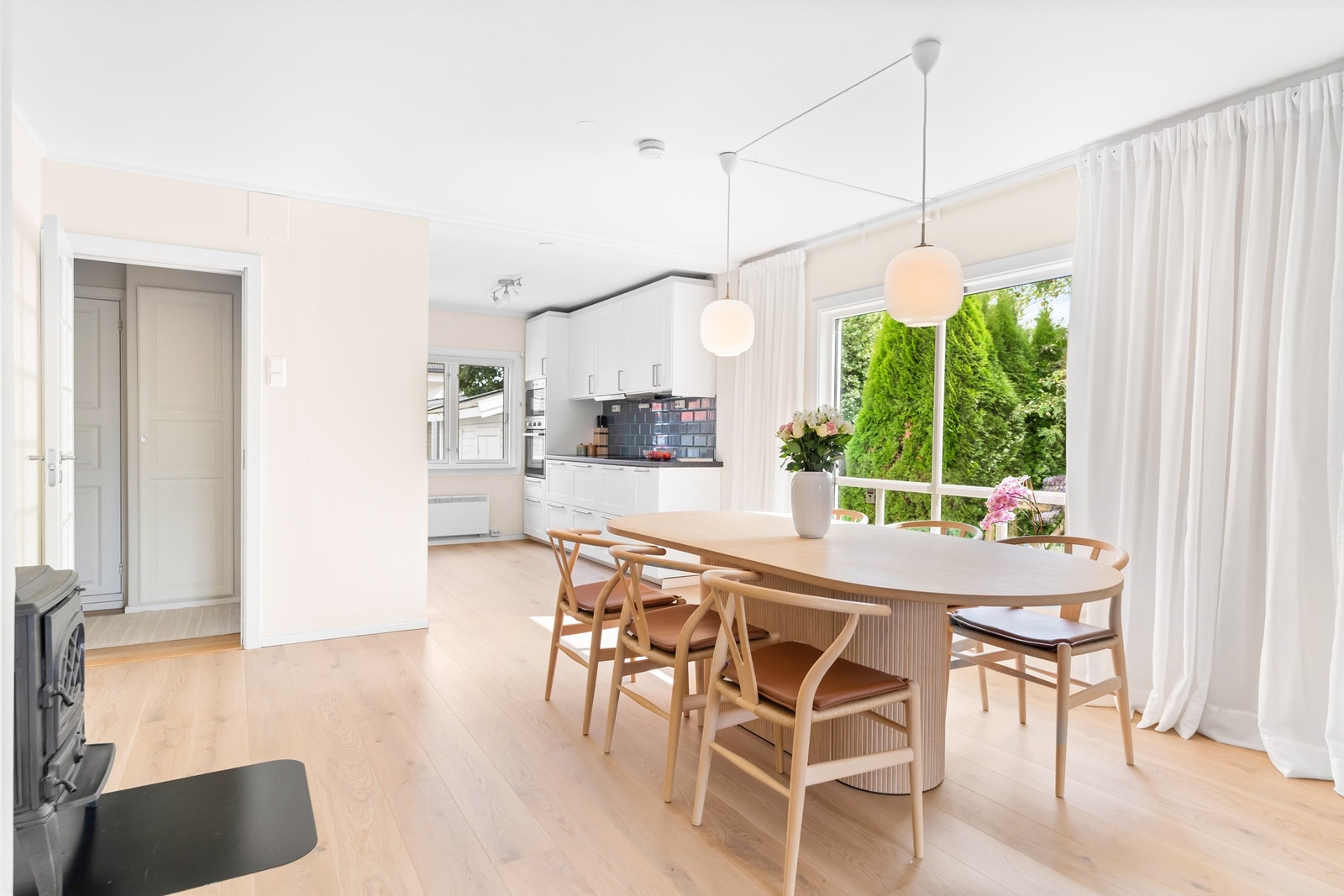 Kjøkken og stue i åpen og luftig løsning Galleribilde